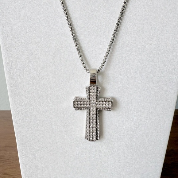 Guess Jeans Men’s Silvertone Cross Pave Rhinestone Crystal Pendant Necklace - Picture 2 of 10